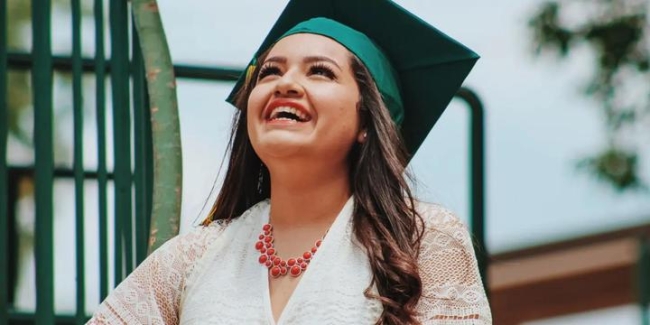 Woman wearing a graduation cap